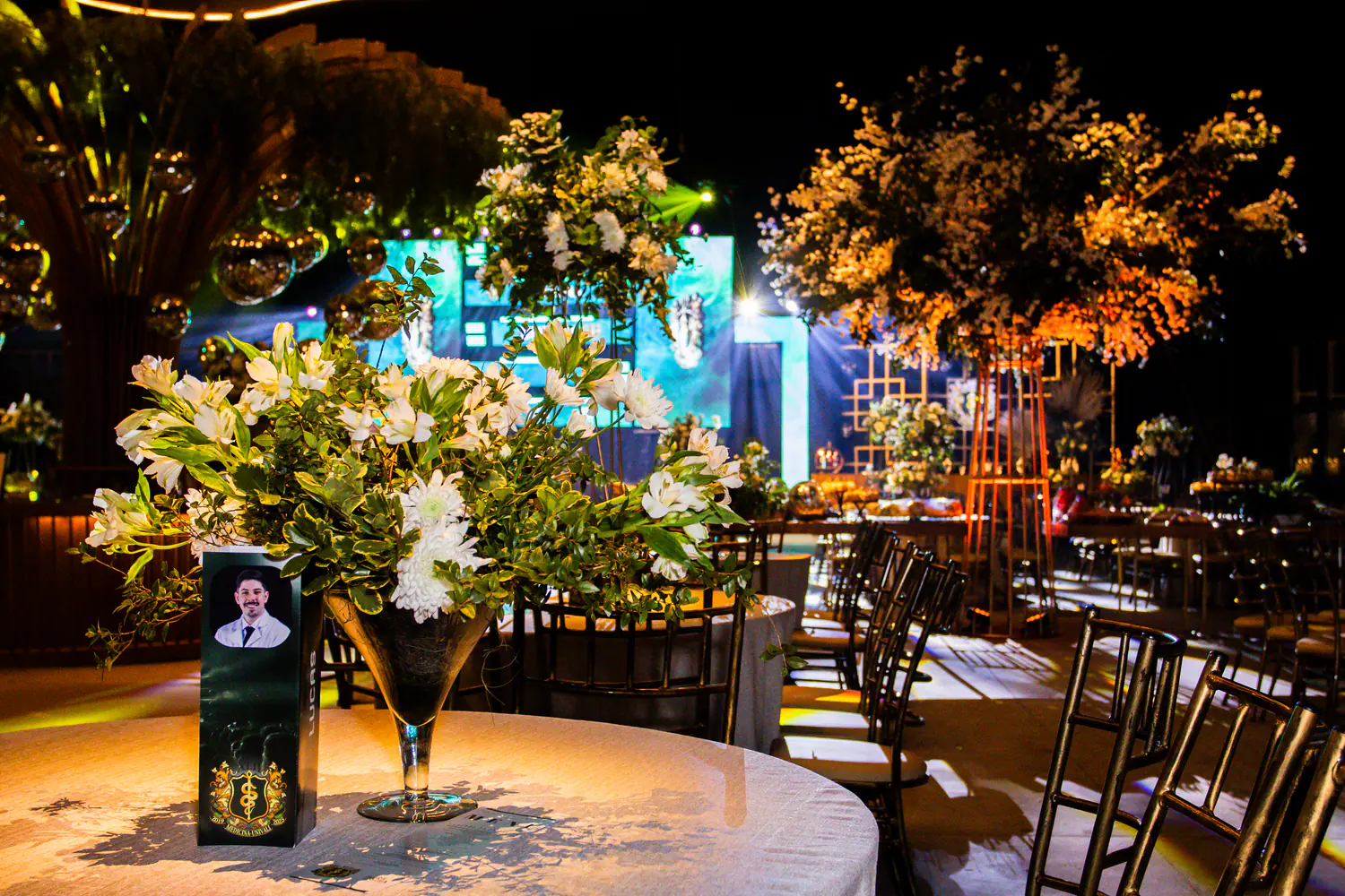 Decoração floral em espaço de evento de formatura.
