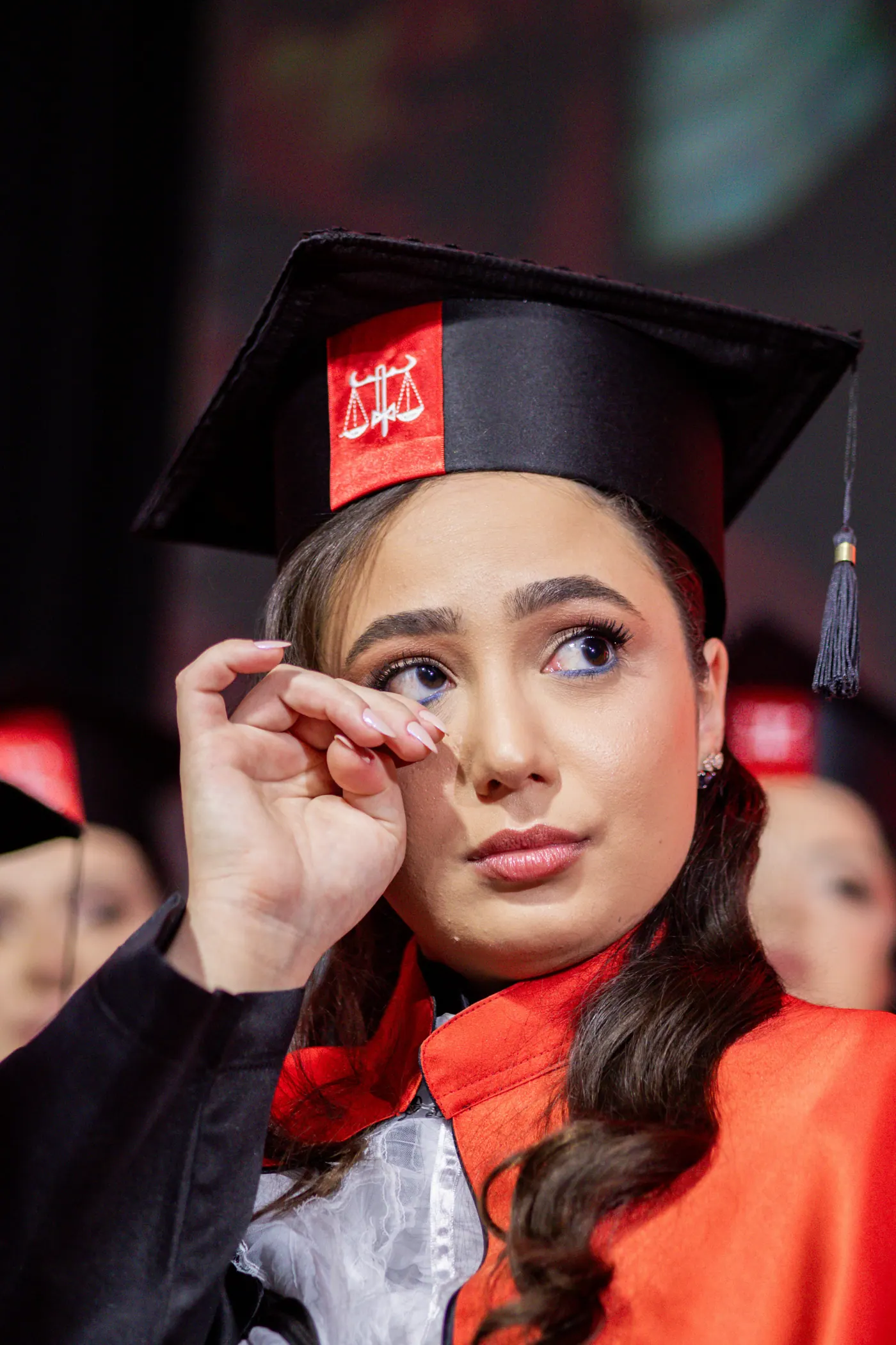 Formanda emocionada durante a cerimônia de colação de grau.