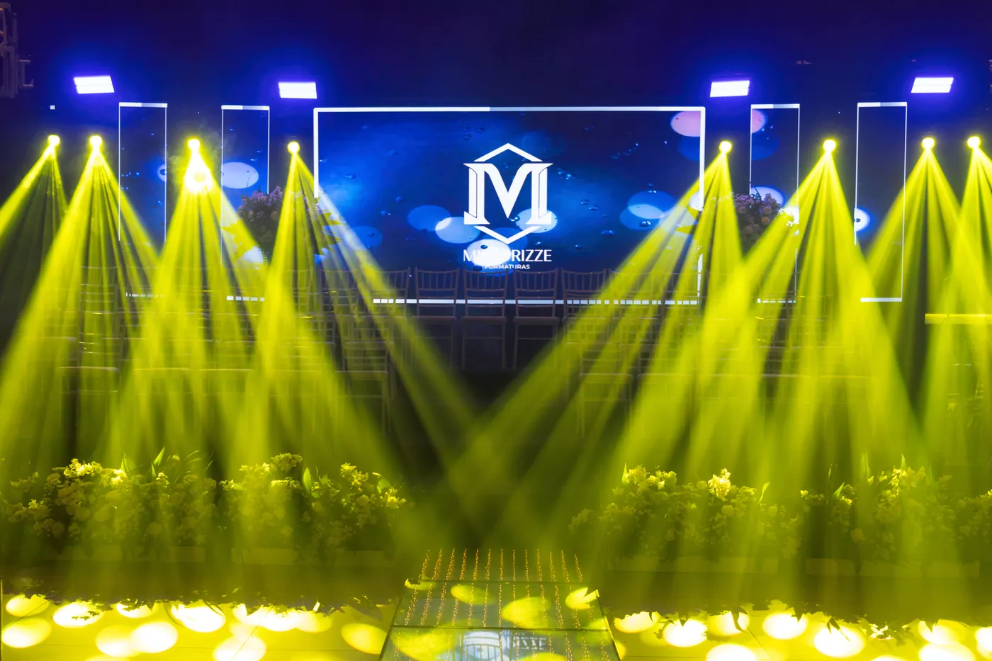 Pista de formatura preparada com palco e iluminação cênica.