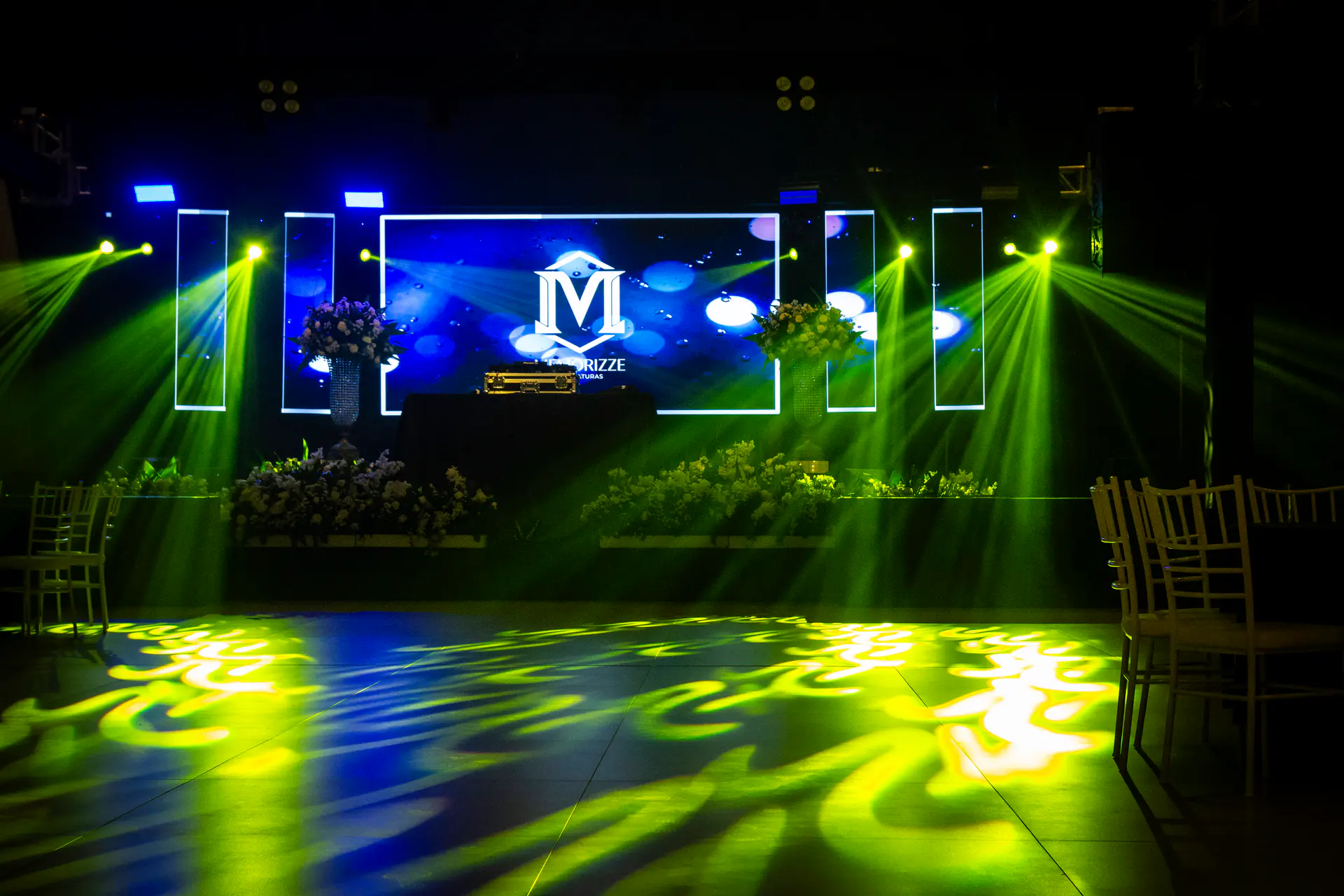 Fotografia de formatura em Cascavel com celebração no palco.