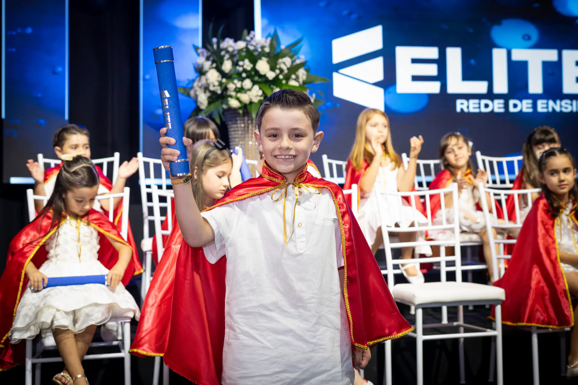 Fotografia de formatura em Colombo com energia da festa.