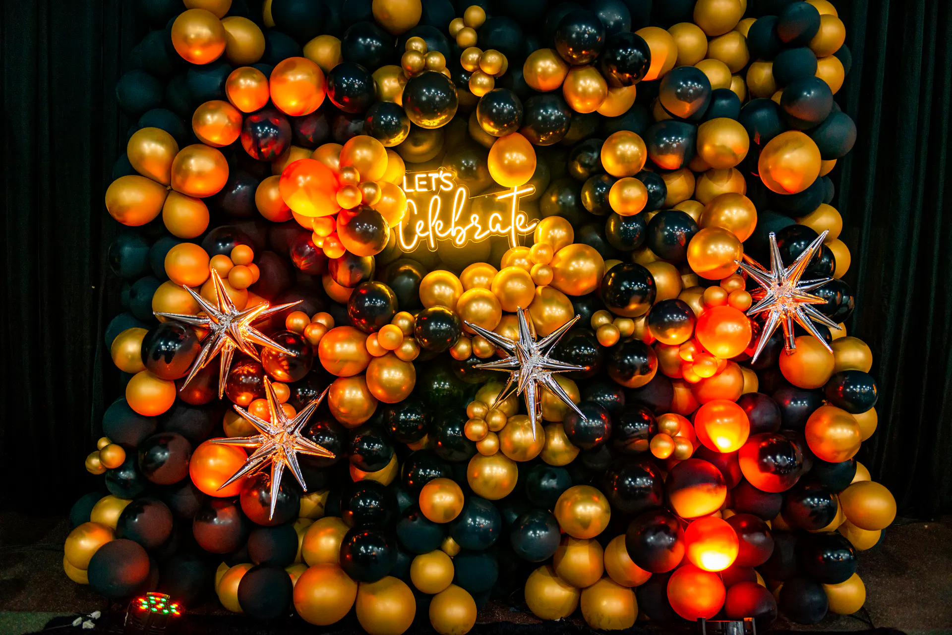 Fotografia de formatura em Curitiba com celebração no palco.
