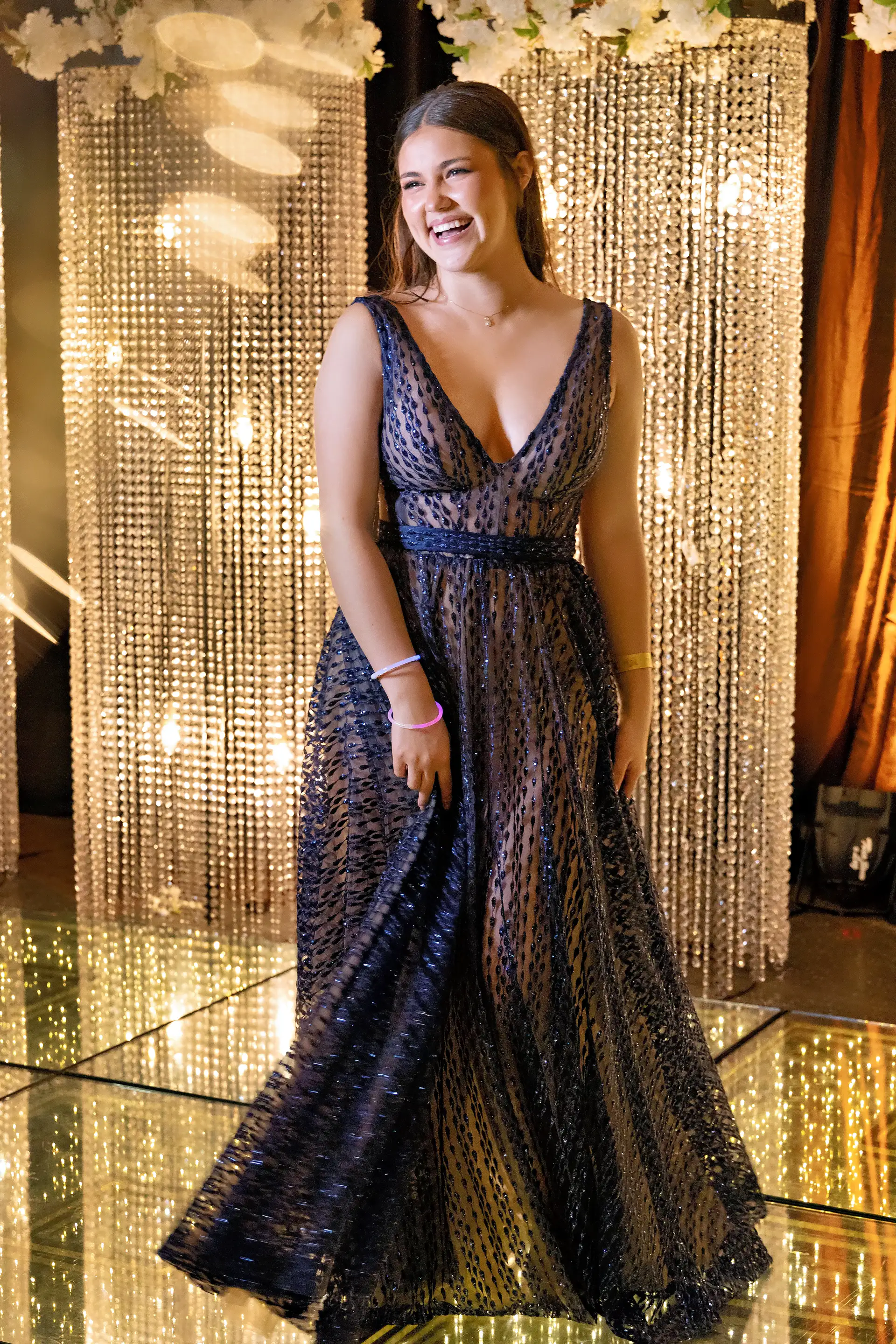 Fotografia de formatura em Londrina com celebração no palco.