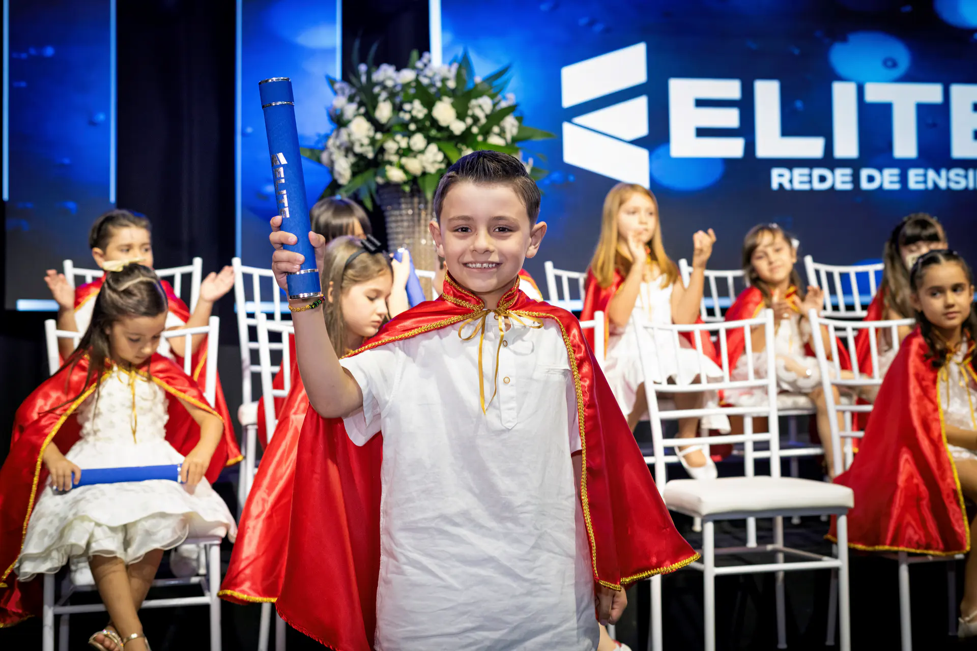 Fotografia de formatura em Maringá com emoção dos formandos.