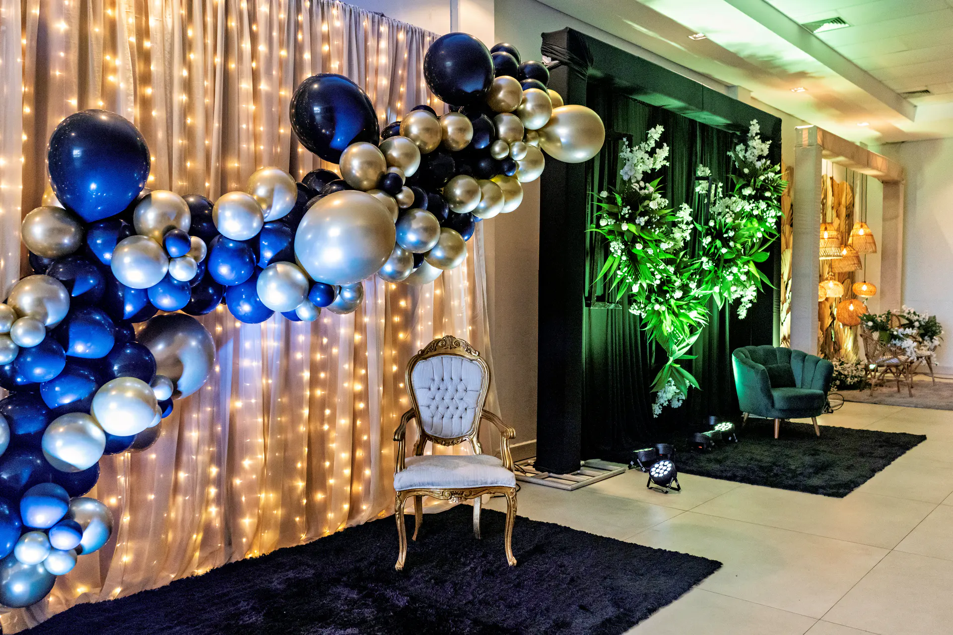 Ambiente de formatura decorado com arco de balões e luz quente.
