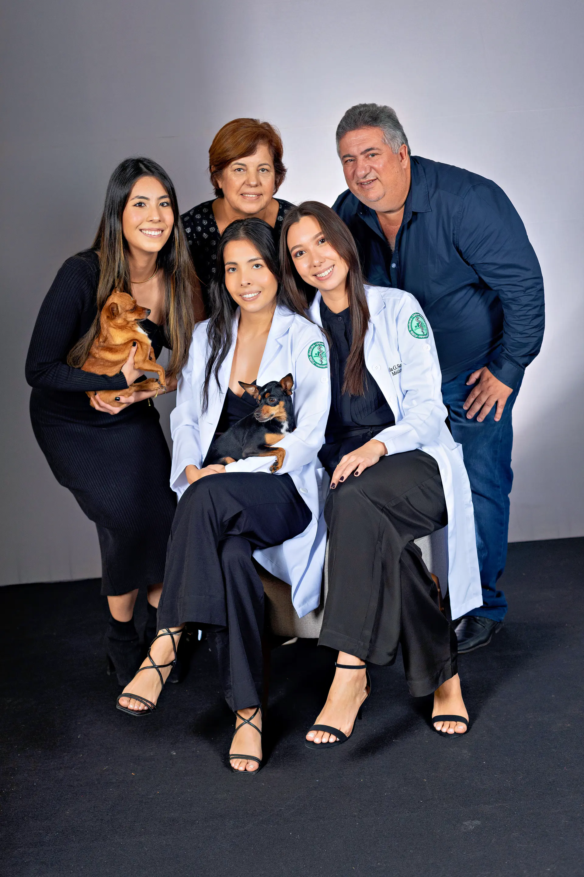 Fotografia de formatura em Paranaguá com emoção dos formandos.