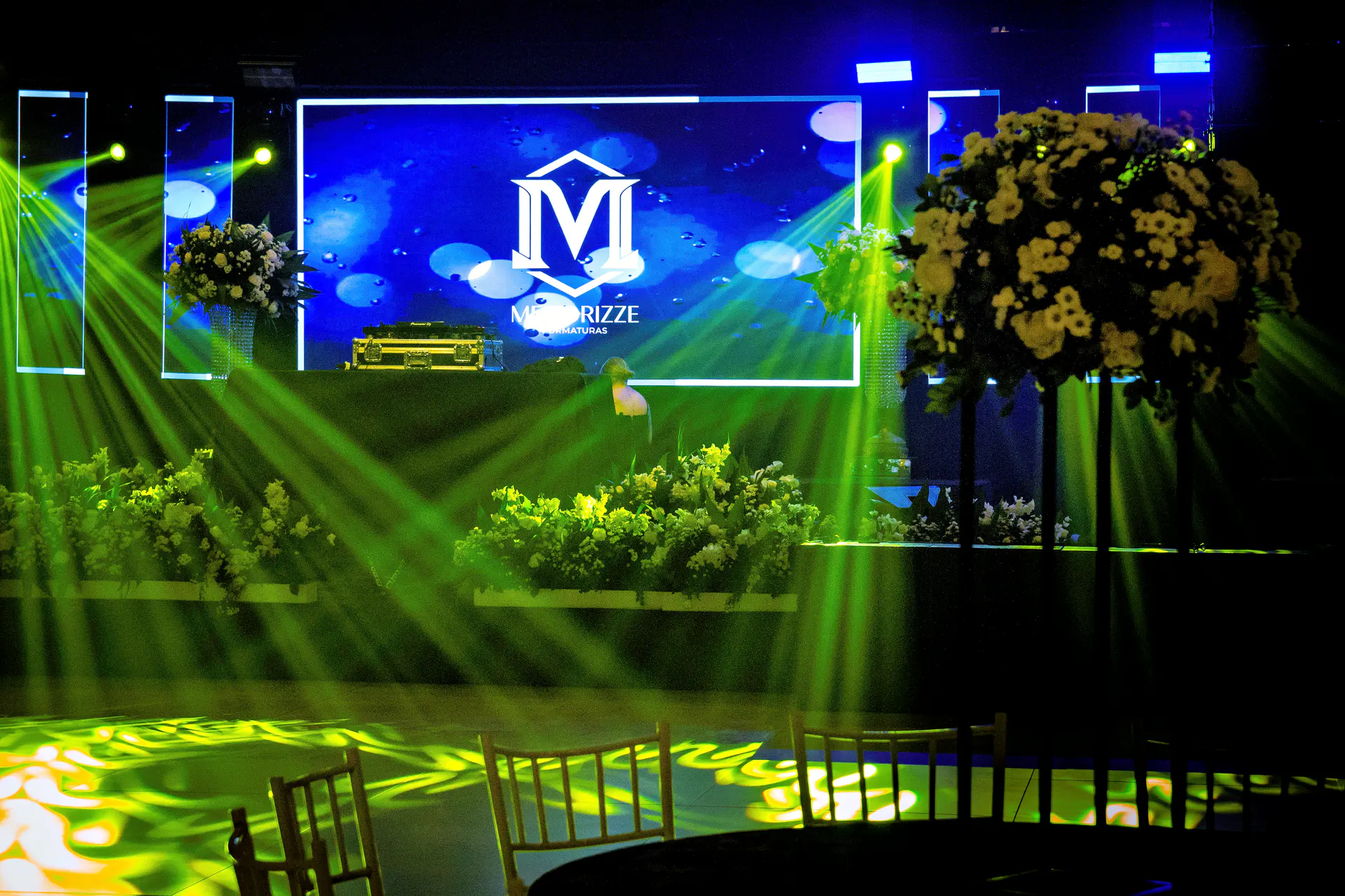 Fotografia de formatura em Ponta Grossa com celebração no palco.