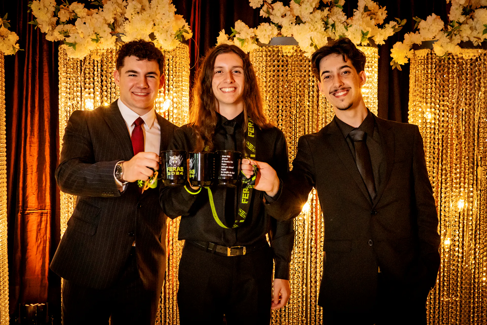 Fotografia de formatura em Caxias do Sul com celebração no palco.