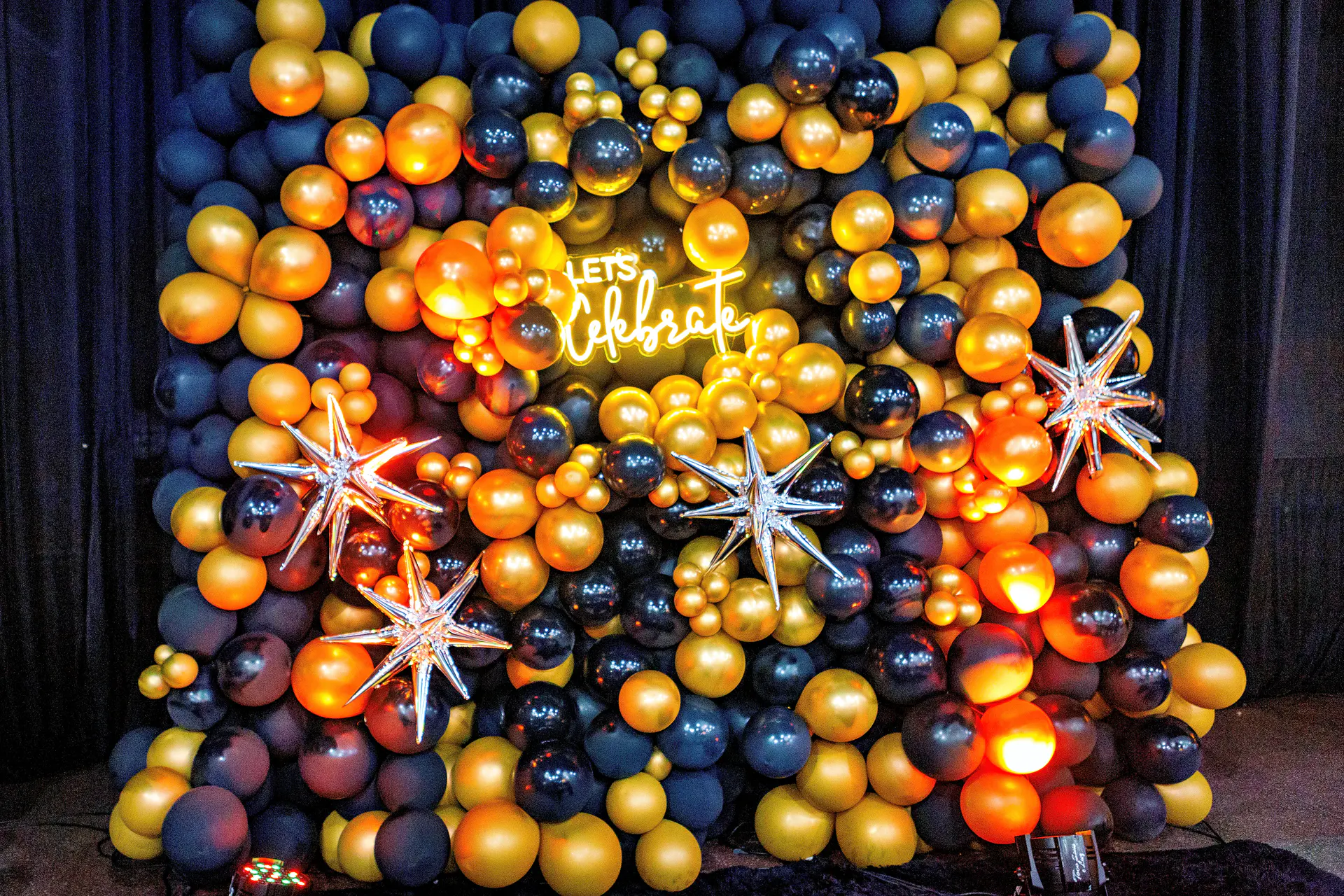 Fotografia de formatura em Pelotas com celebração no palco.