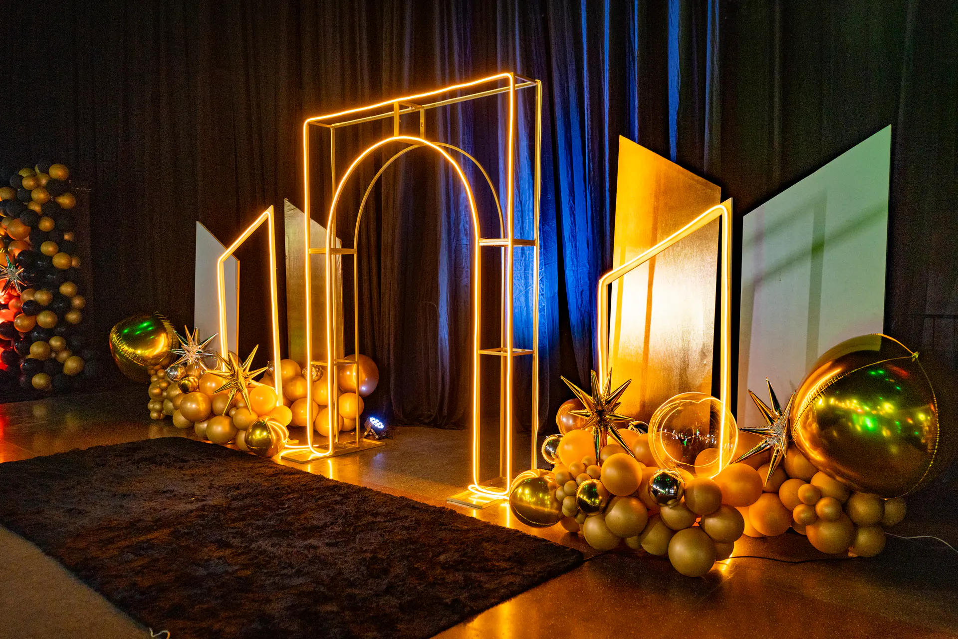 Espaço decorado de formatura com luzes, flores e elementos para fotografia.