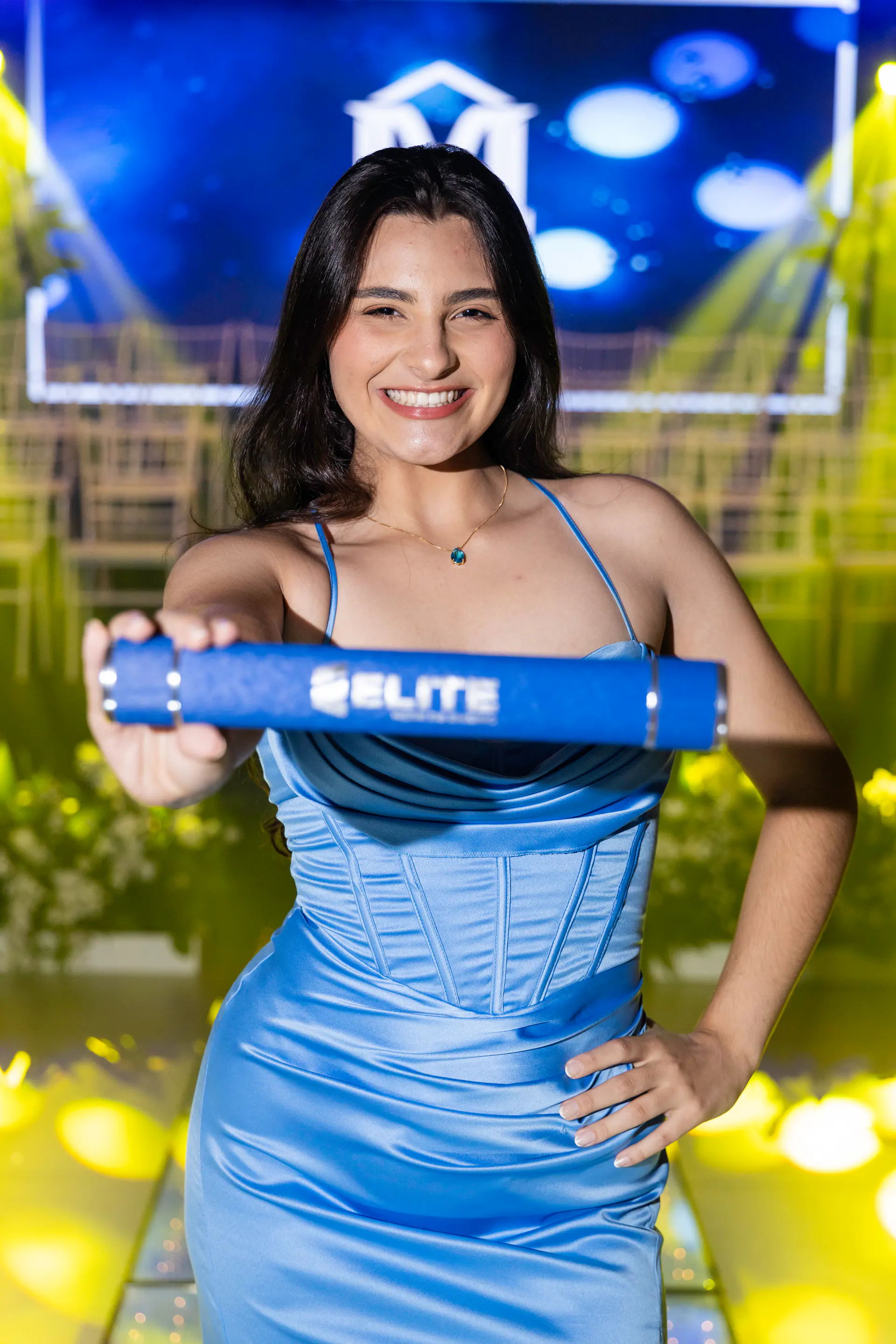 Fotografia de formatura em Santa Maria com celebração no palco.