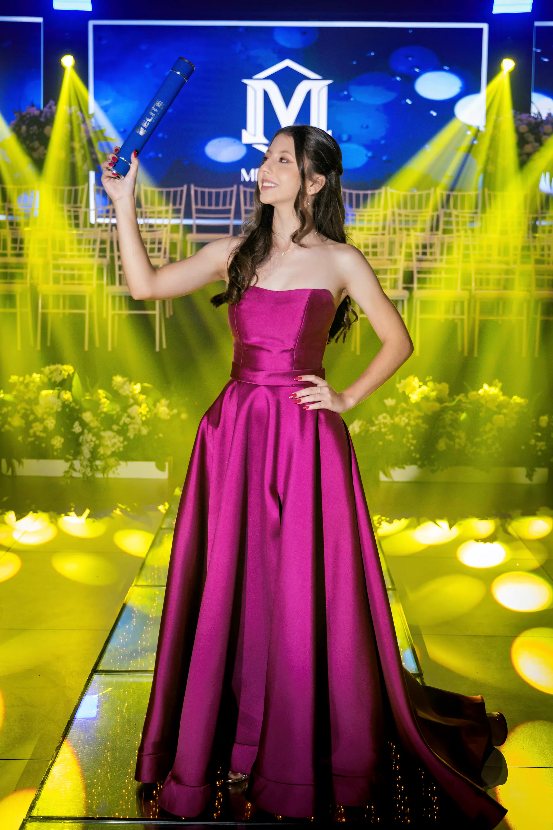 Fotografia de formatura em São Leopoldo com celebração no palco.