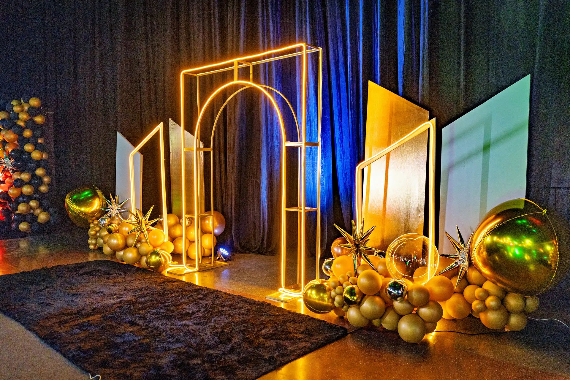 Fotografia de formatura em Viamão com celebração no palco.