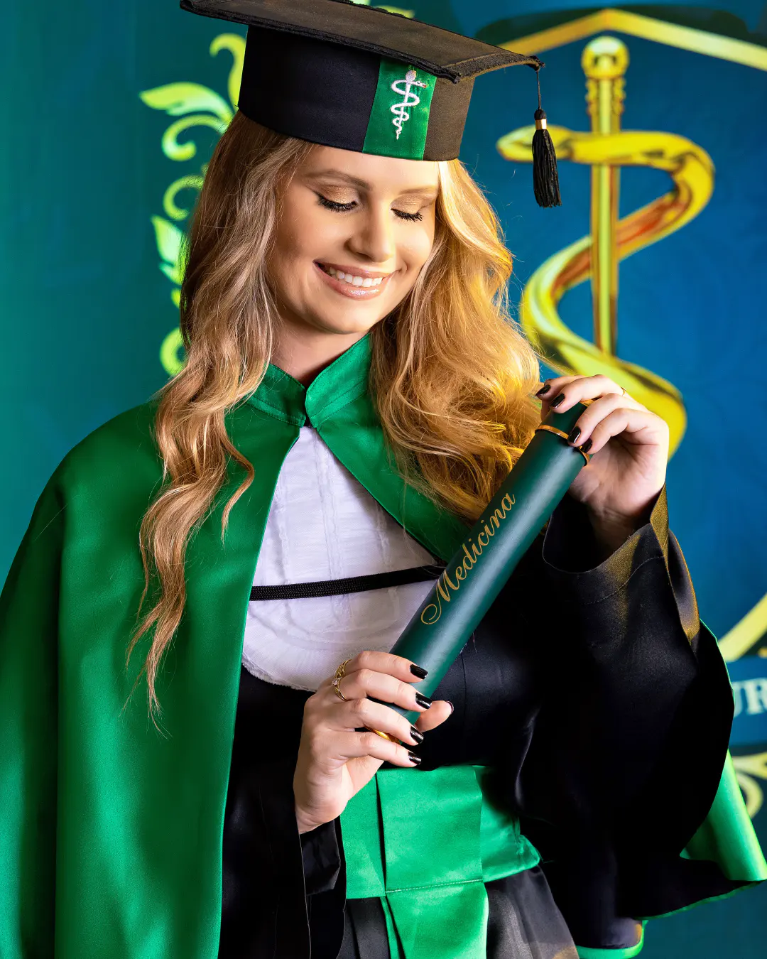 Fotografia de formatura em Chapecó com celebração no palco.