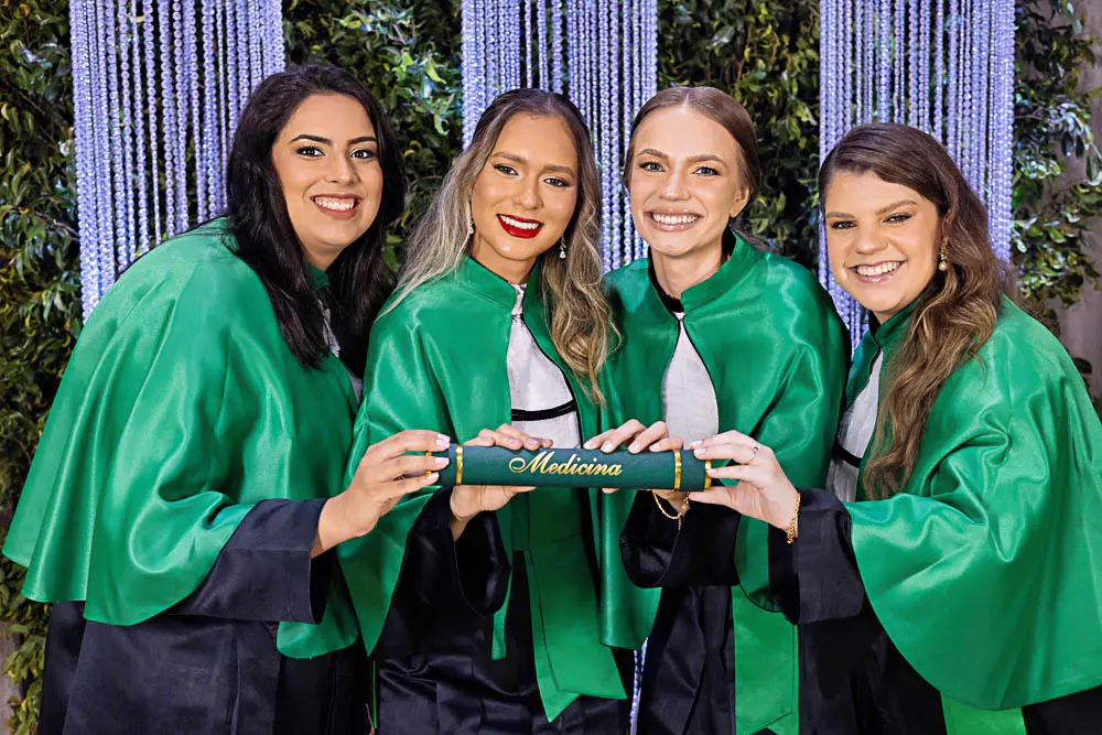 Fotografia de formatura em Criciúma com detalhes da cerimônia.