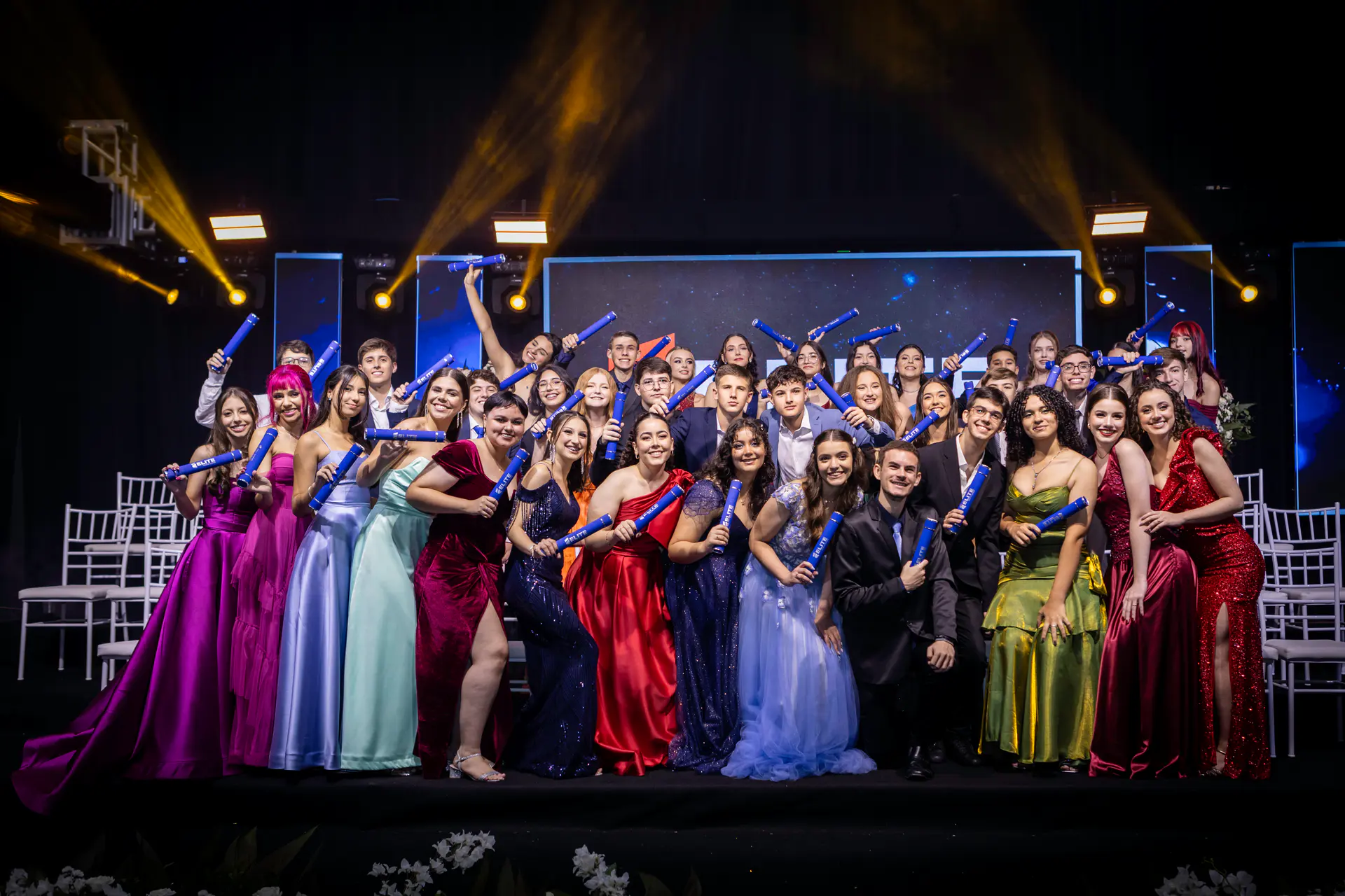Fotografia de formatura em Florianópolis com celebração no palco.