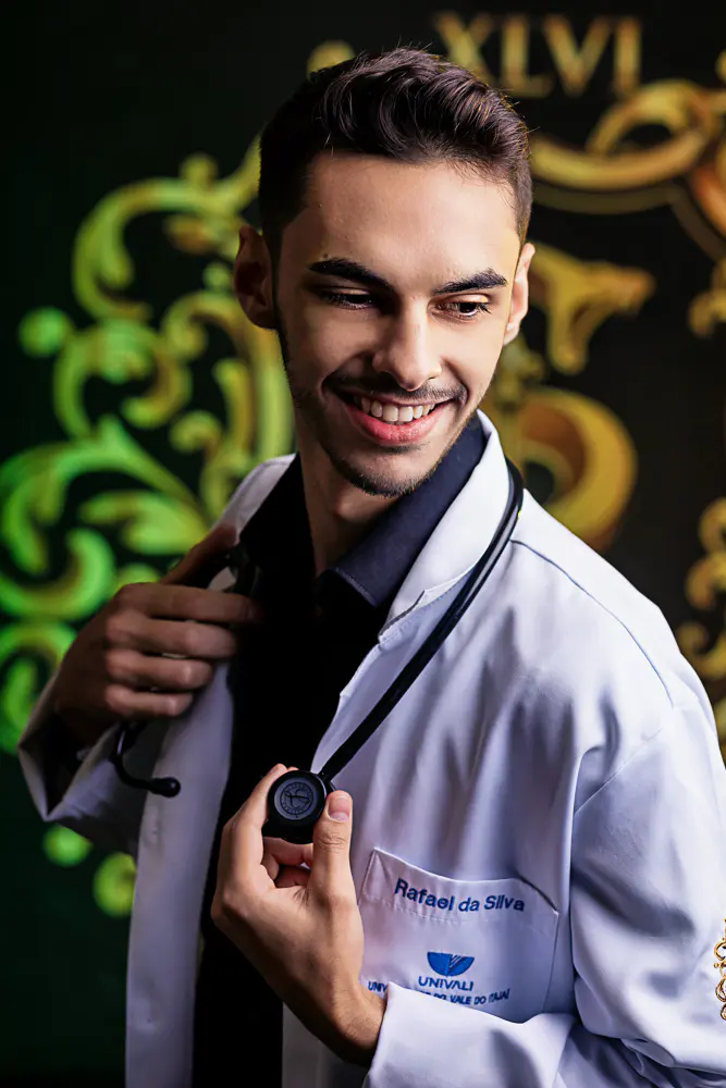 Fotografia de formatura em Joinville com emoção dos formandos.